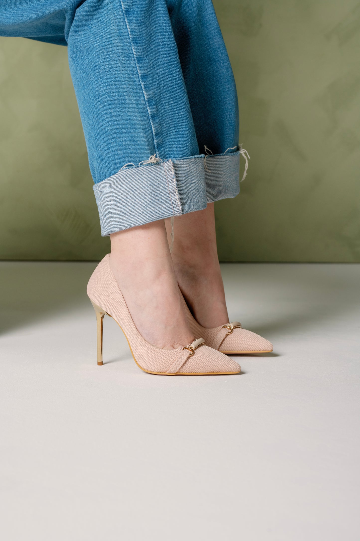 Karen Kumaş Görünümlü Toka ve Metal Topuk Detaylı Stiletto