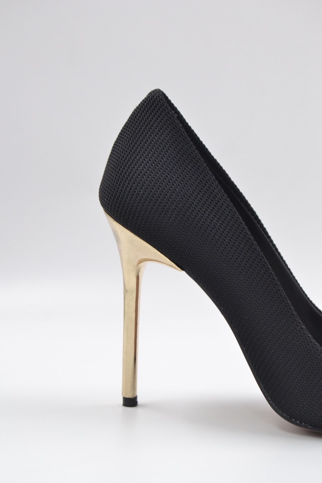 Karen Kumaş Görünümlü Toka ve Metal Topuk Detaylı Stiletto