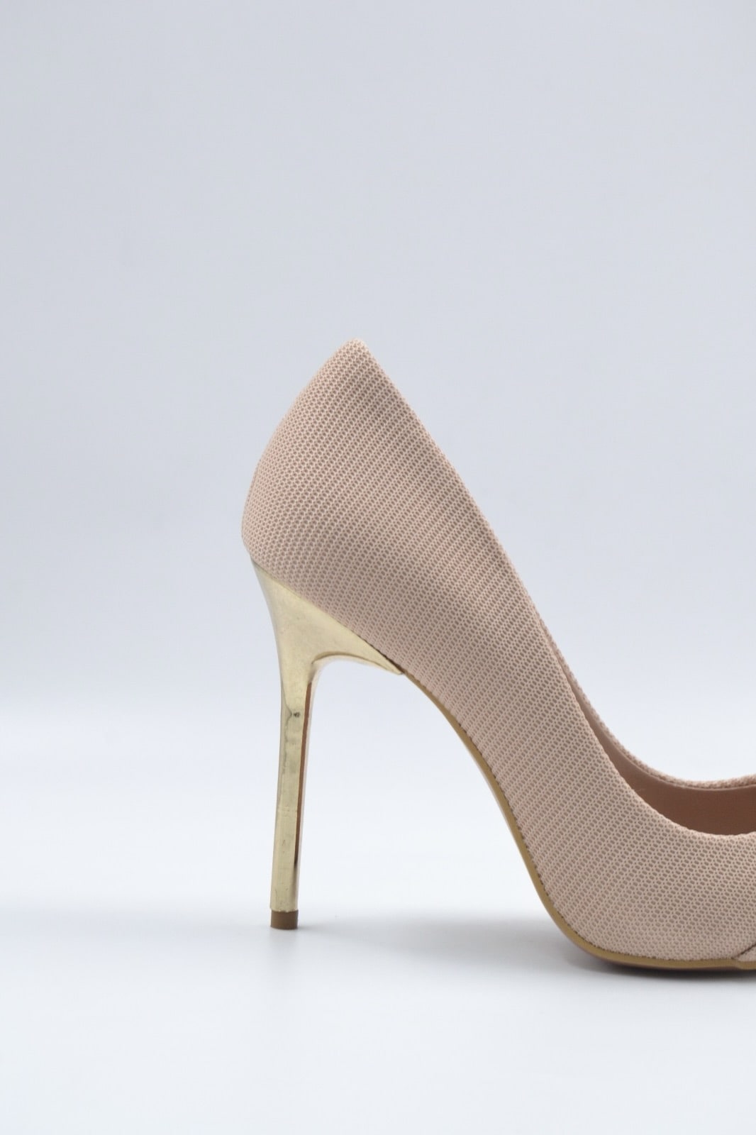 Karen Kumaş Görünümlü Toka ve Metal Topuk Detaylı Stiletto