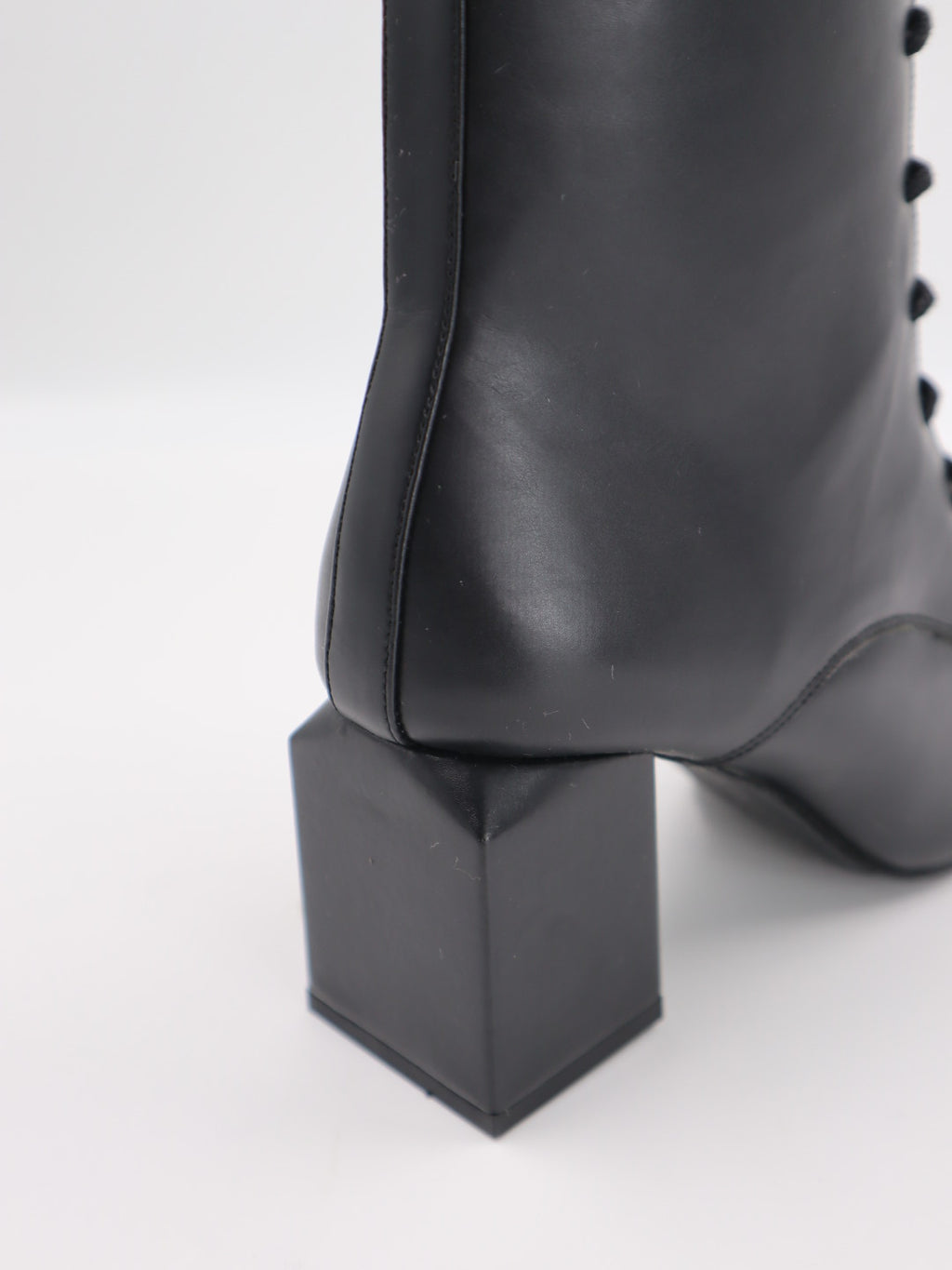 Bianca Püskül Detay Kare Burun Kadın Bot