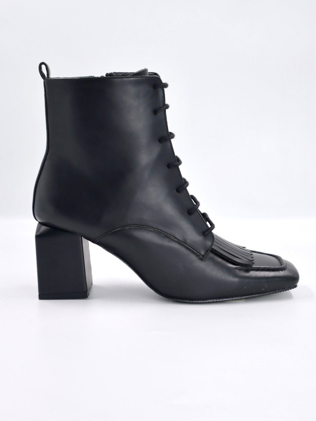 Bianca Püskül Detay Kare Burun Kadın Bot