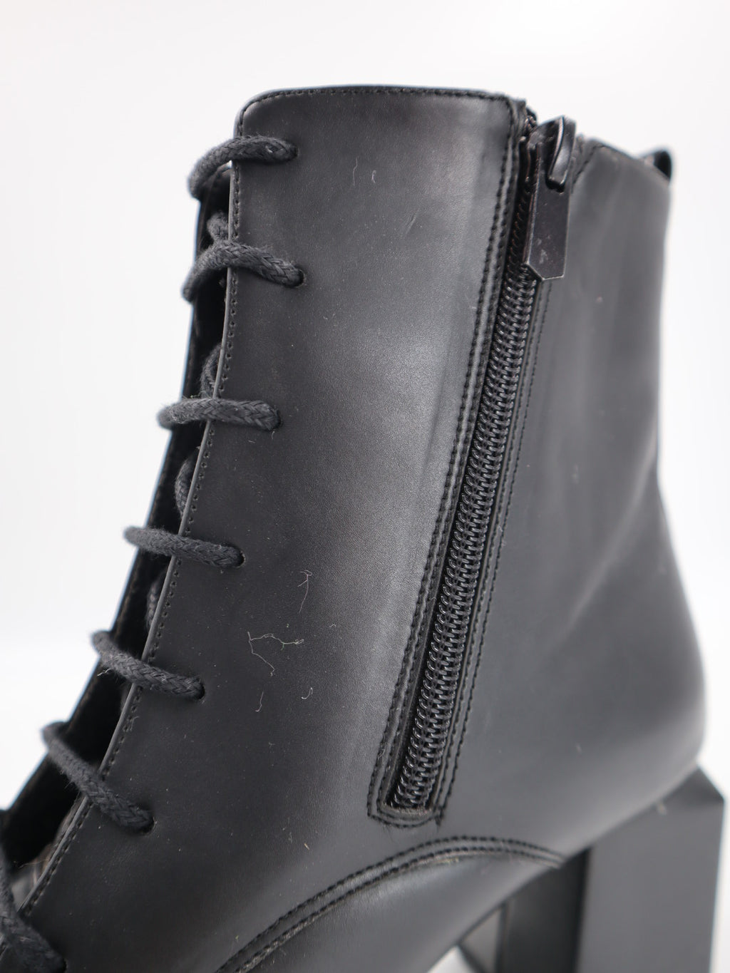 Bianca Püskül Detay Kare Burun Kadın Bot