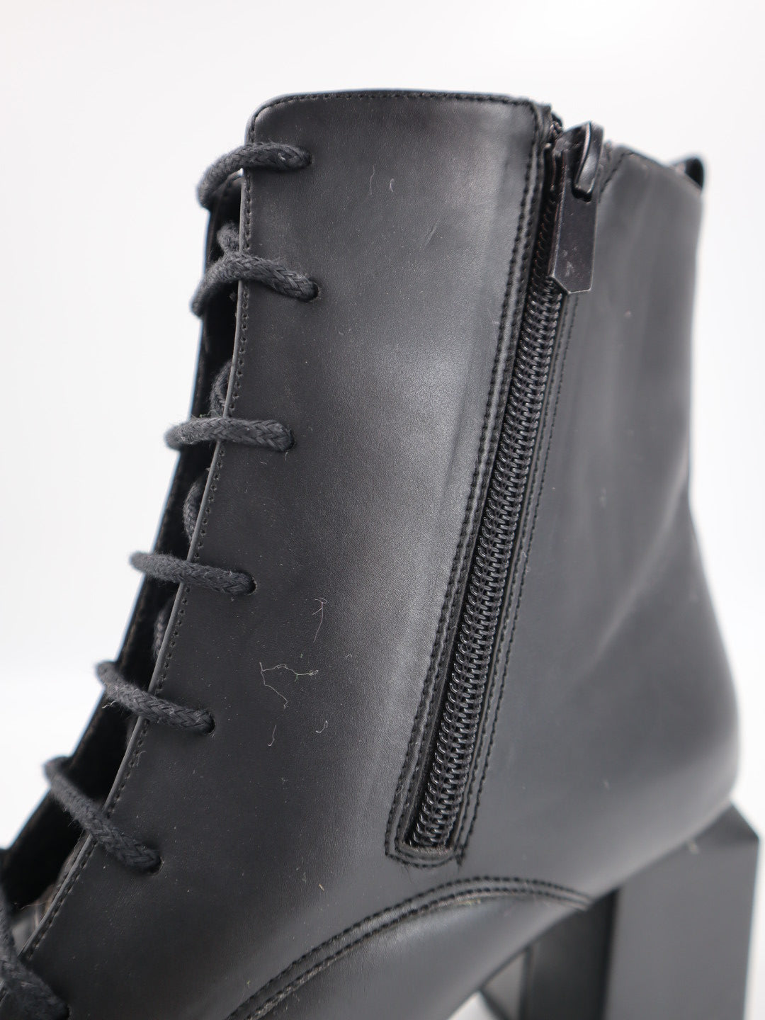 Bianca Püskül Detay Kare Burun Kadın Bot