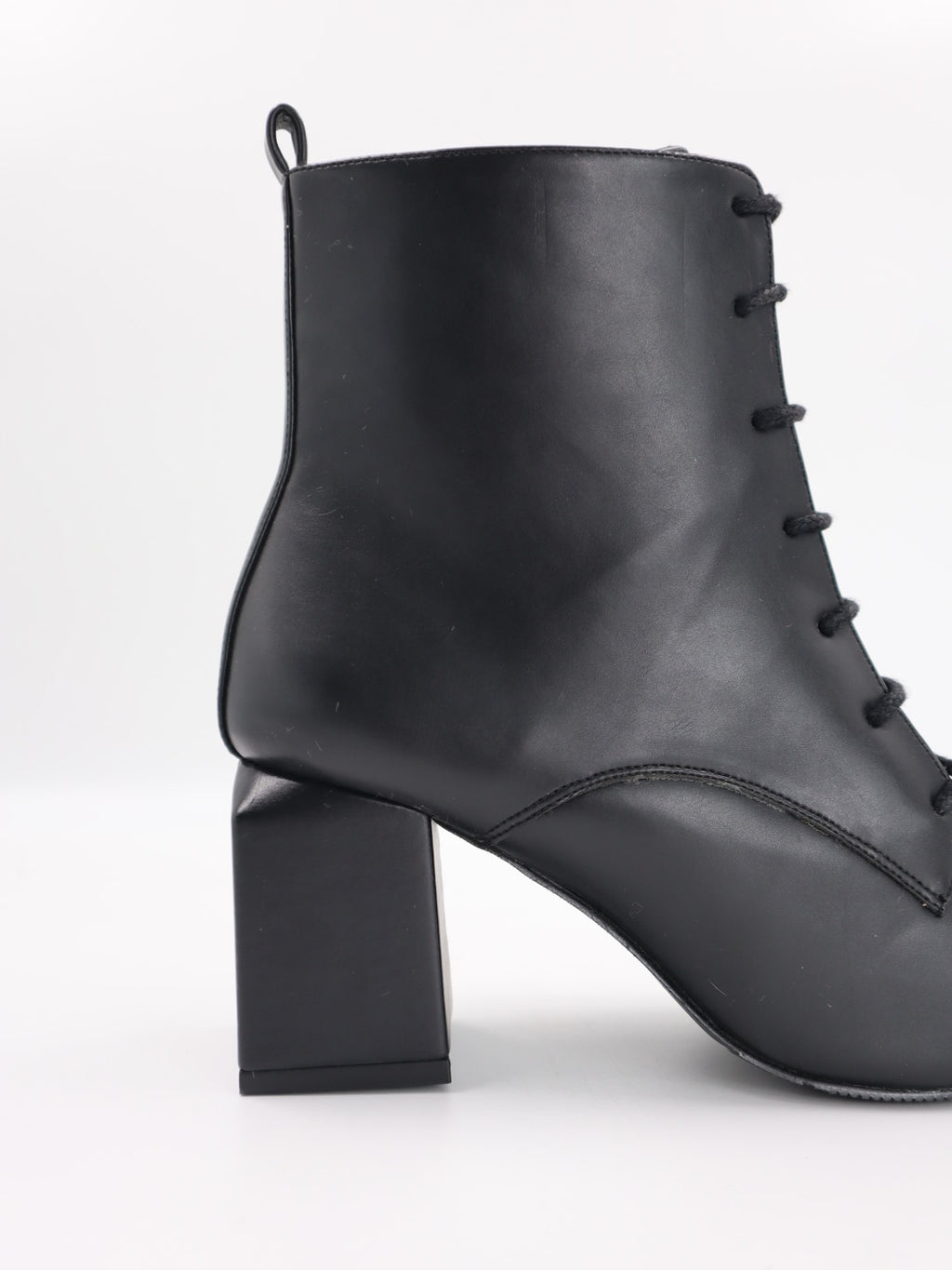 Bianca Püskül Detay Kare Burun Kadın Bot