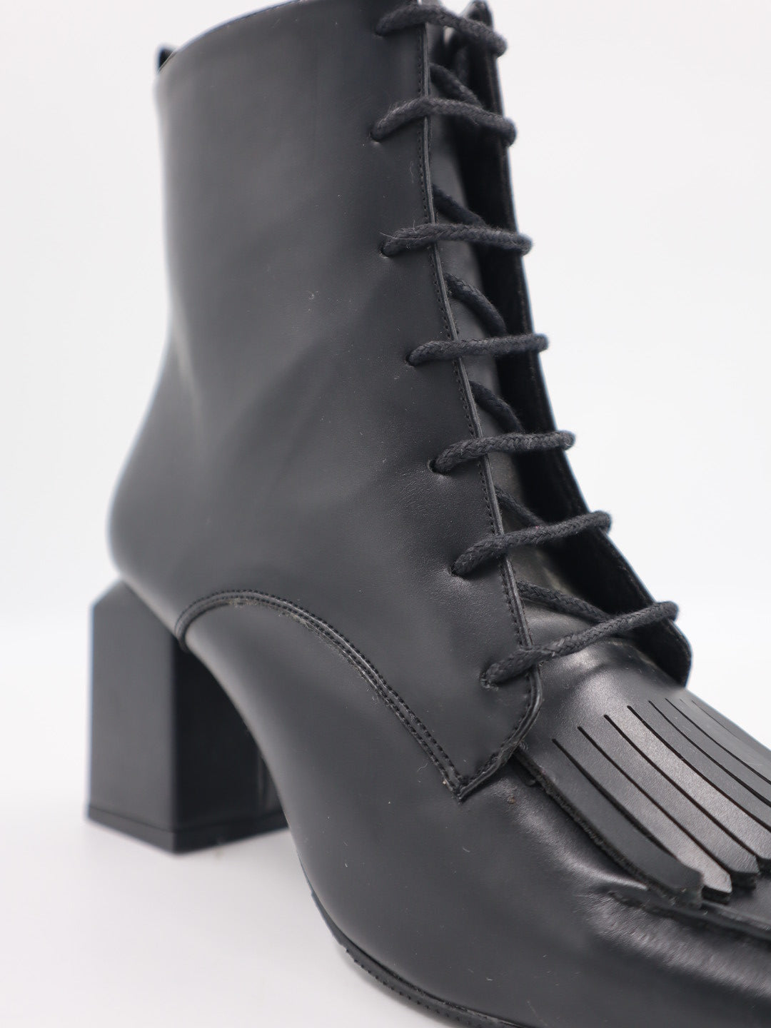 Bianca Püskül Detay Kare Burun Kadın Bot