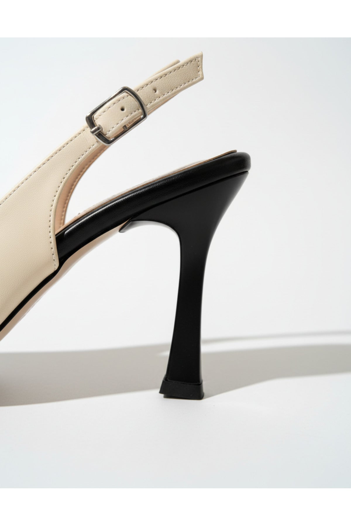Elenor Renk Kontrastlı Arkası Açık Stiletto