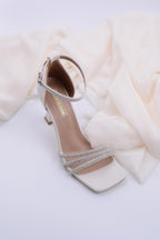 Scarlet Zirkon Taş Detaylı Kısa Topuklu Beyaz Kadın Ayakkabı
